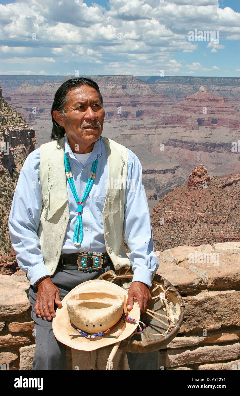 L'homme en costume traditionnel Navajo Banque D'Images