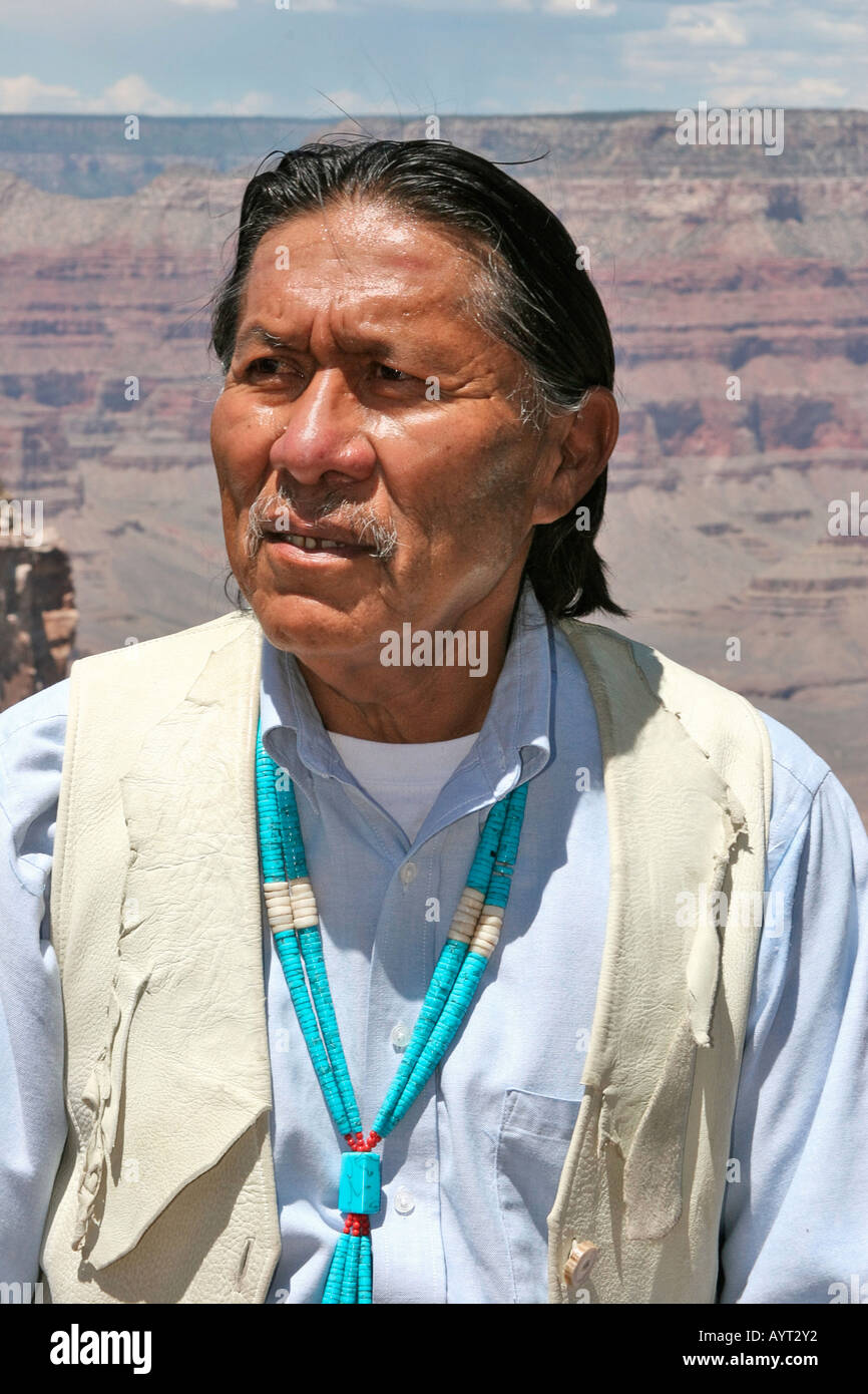 L'homme en costume traditionnel Navajo Banque D'Images