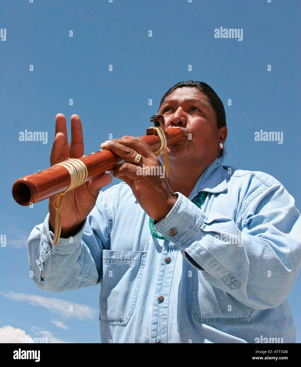 Flûte Navajo homme joue sur les rives du lac Powell Banque D'Images