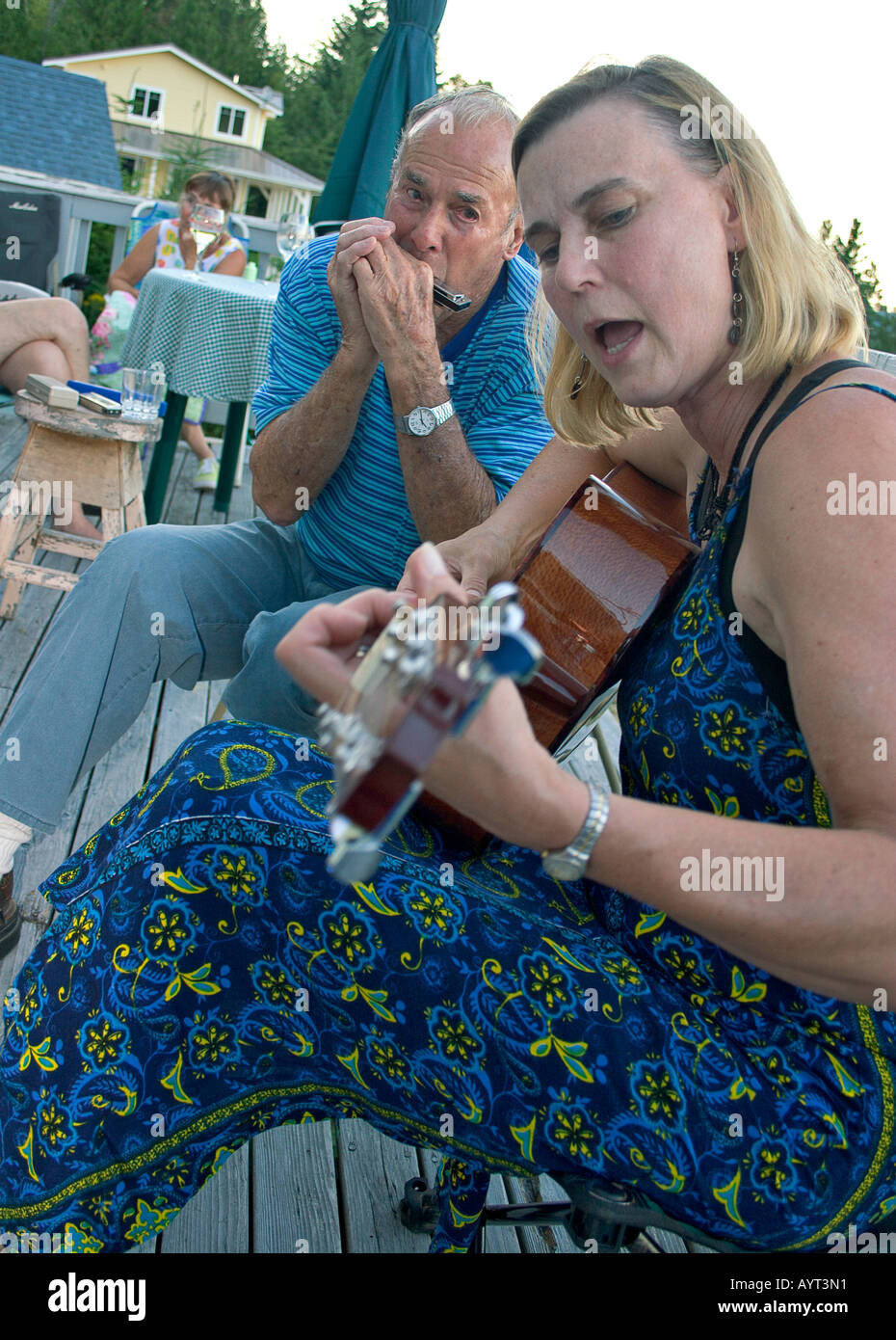 Jouant des instruments de musique avec des amis Banque D'Images