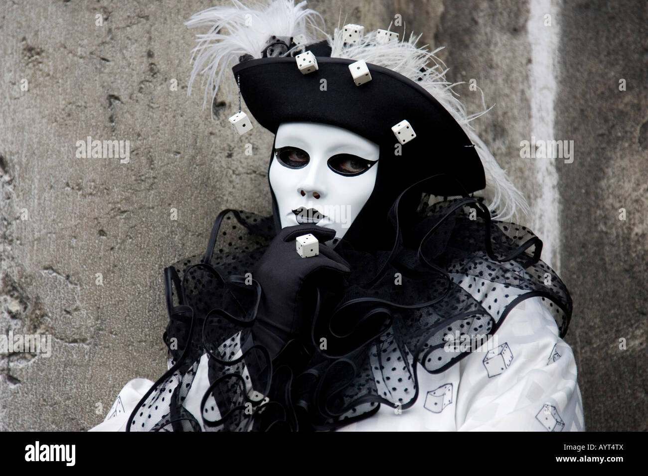 Le noir et blanc costume et masque, Carnevale di Venezia, Carnaval de  Venise, Italie Photo Stock - Alamy