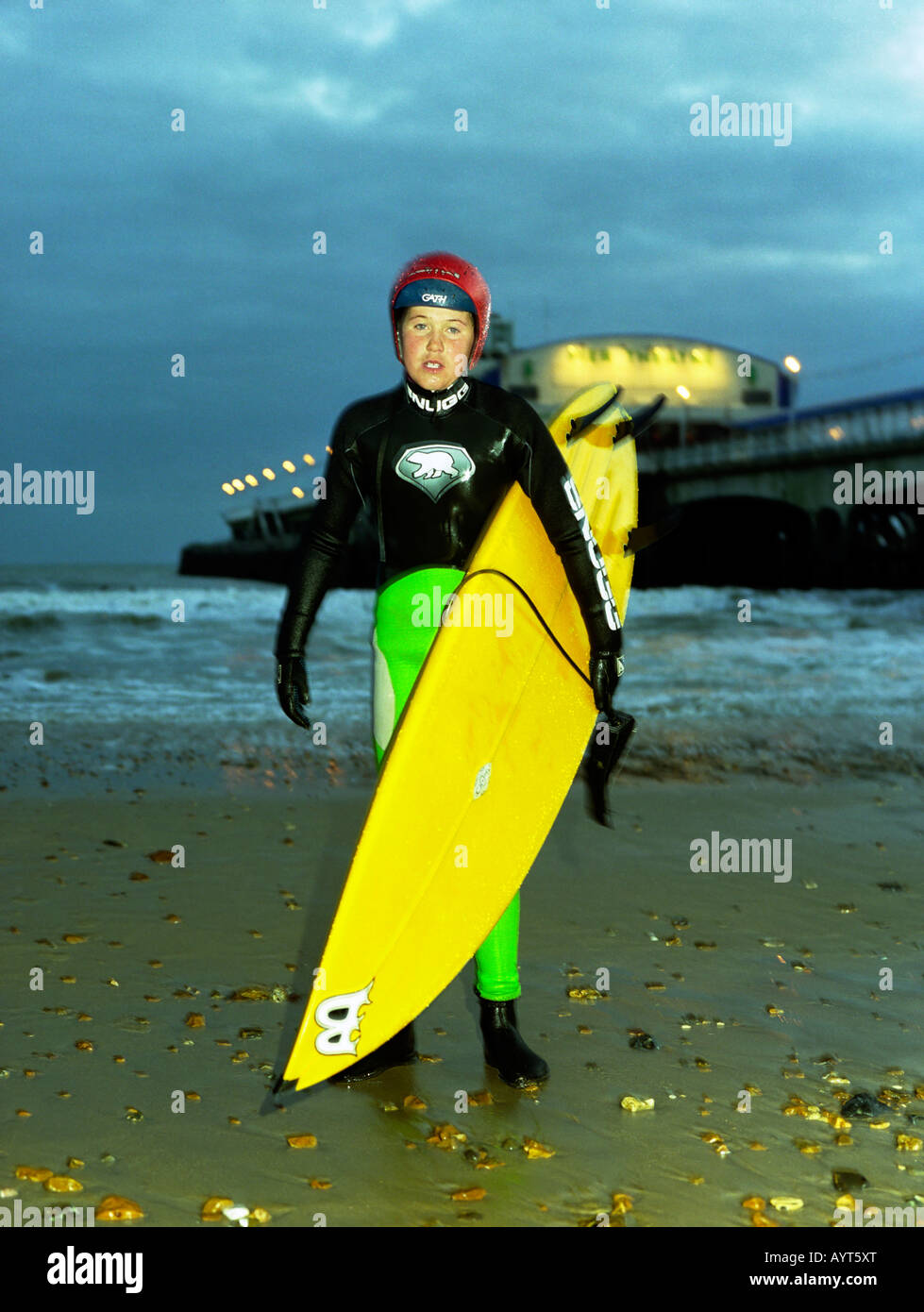 Un jeune internaute se leva en face de la jetée de Bournemouth en début de soirée. Banque D'Images