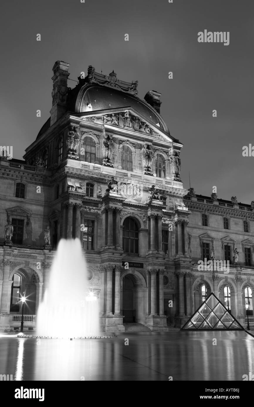 La pyramide du Louvre au coucher du soleil. Banque D'Images