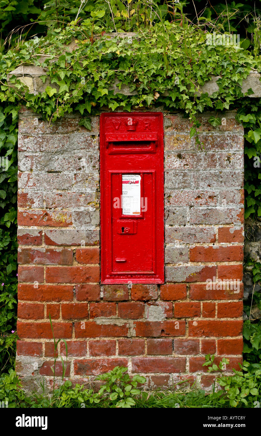 Victorian British red poster box set dans un mur de brique à Tunstead Angleterre Norfolk Banque D'Images