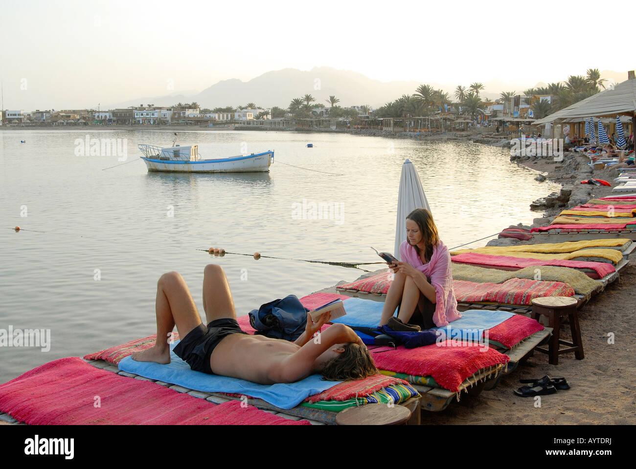 Les touristes sont pour le coucher du soleil sur la plage de Dahab, Egypte Banque D'Images