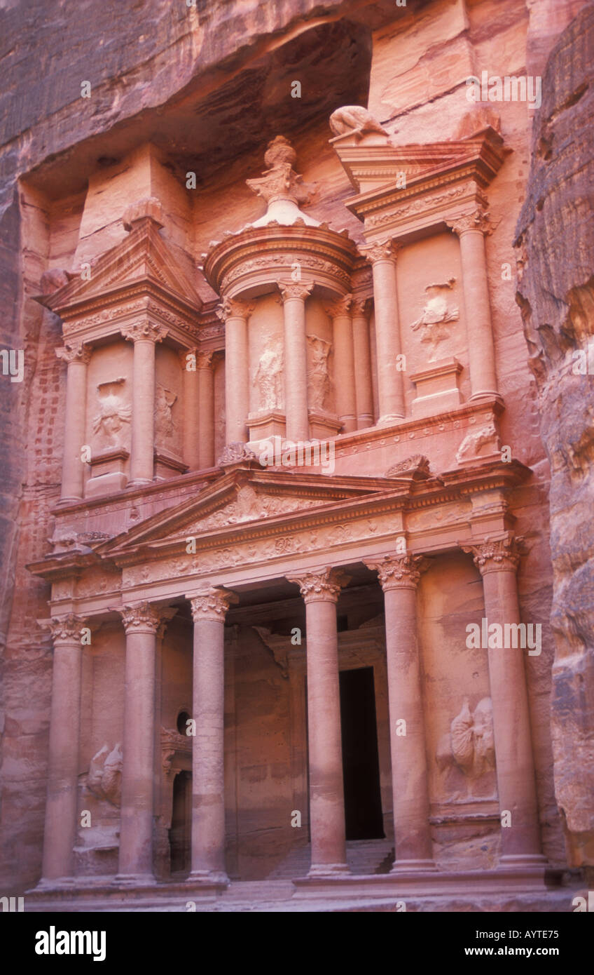 Façade sculptée avant de la Jordanie petra Petra du trésor Khazneh al du trésor le conseil du trésor dans la ville d'or rose Petra Jordanie Moyen Orient Banque D'Images