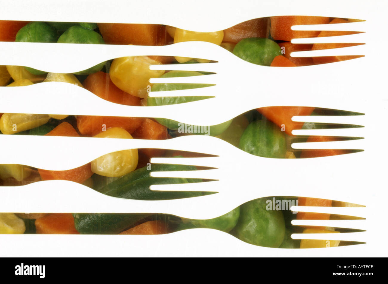Fourches superposé sur un mélange de légumes Banque D'Images
