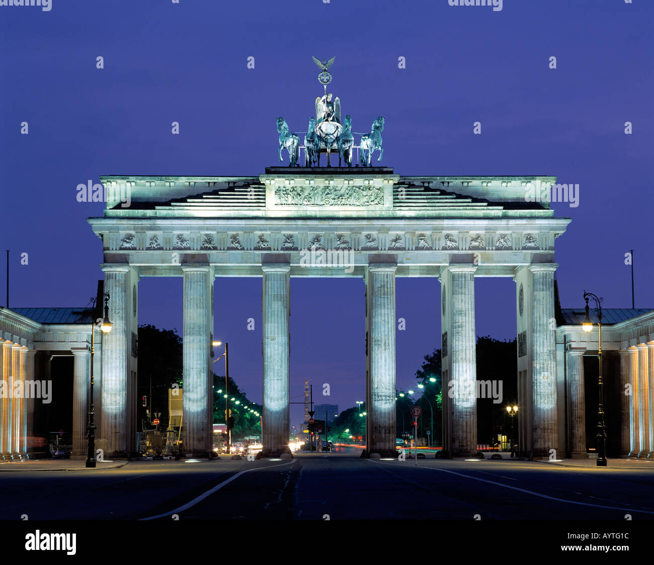 Brandenburger Tor bei nacht, beleuchtet, Blick durch das Brandenburger Tor zur Siegessaeule, Berlin Banque D'Images