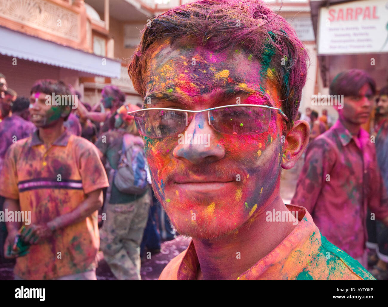 Un homme couvert de colorants au festival de Holi en Inde Banque D'Images Un homme couvert de colorants au festival de Holi en Inde Banque D'Images