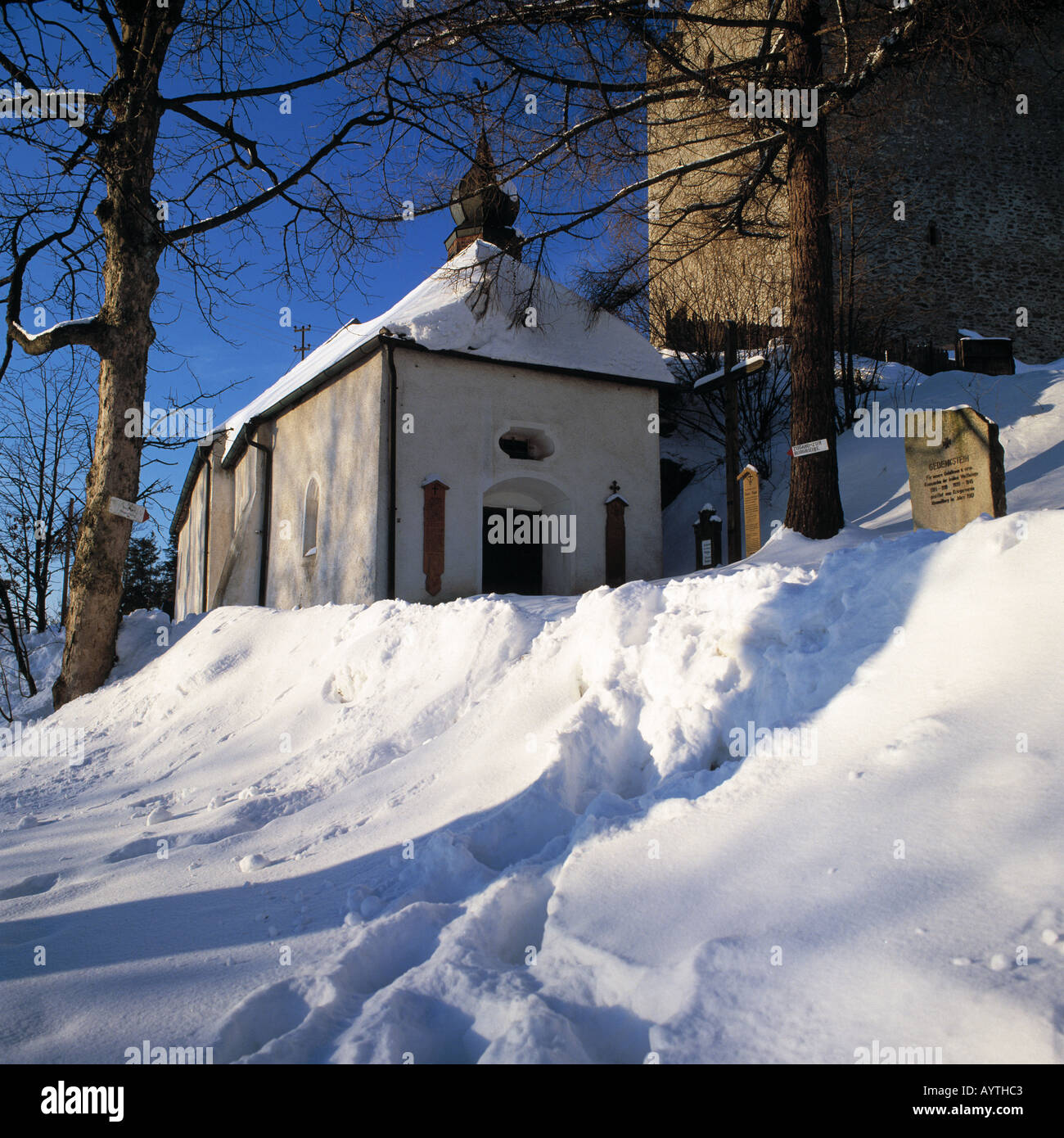St Michael Schlosskapelle verschneite mit der Burgruine, Grabsteine, Winterlandschaft, Schnee, Viechtach-Neunussberg, Regen, Naturpark Bayerischer Wa Banque D'Images