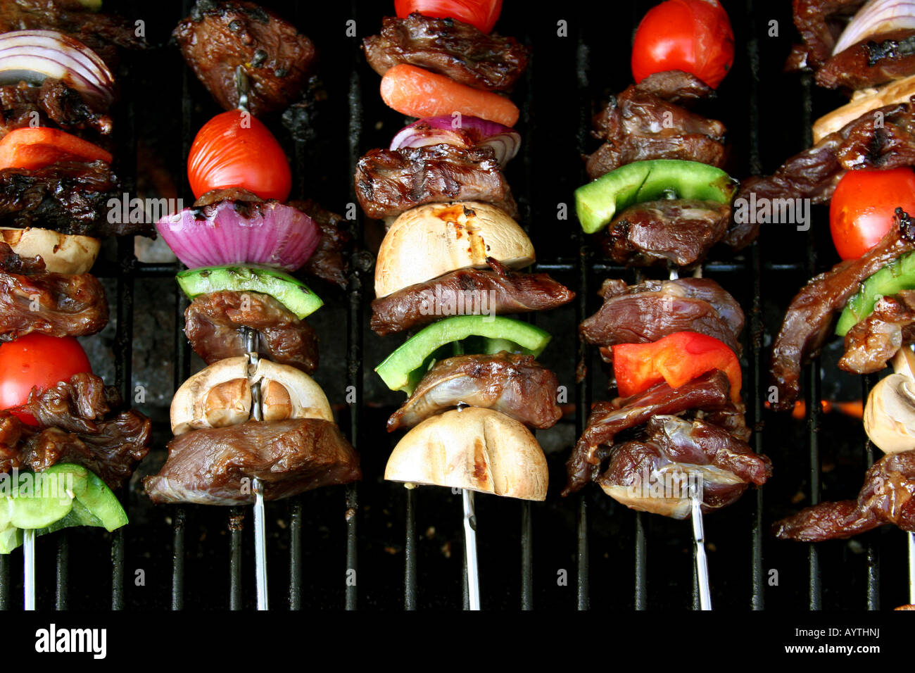 Vue de dessus de bois Barbecue avec viande et légumes Banque D'Images