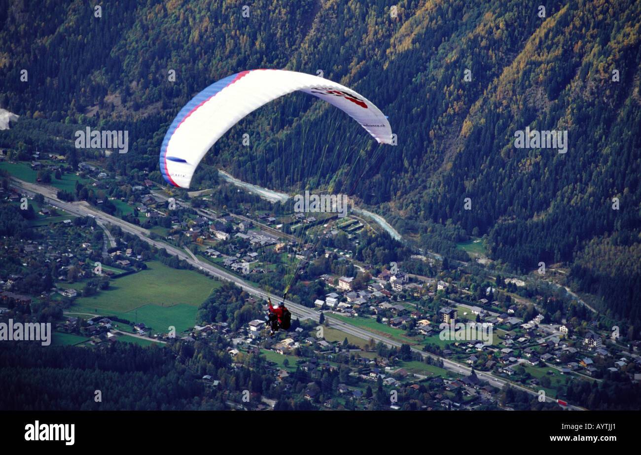 Parachute ascensionnel au-dessus de la vallée de Chamonix, France Banque D'Images