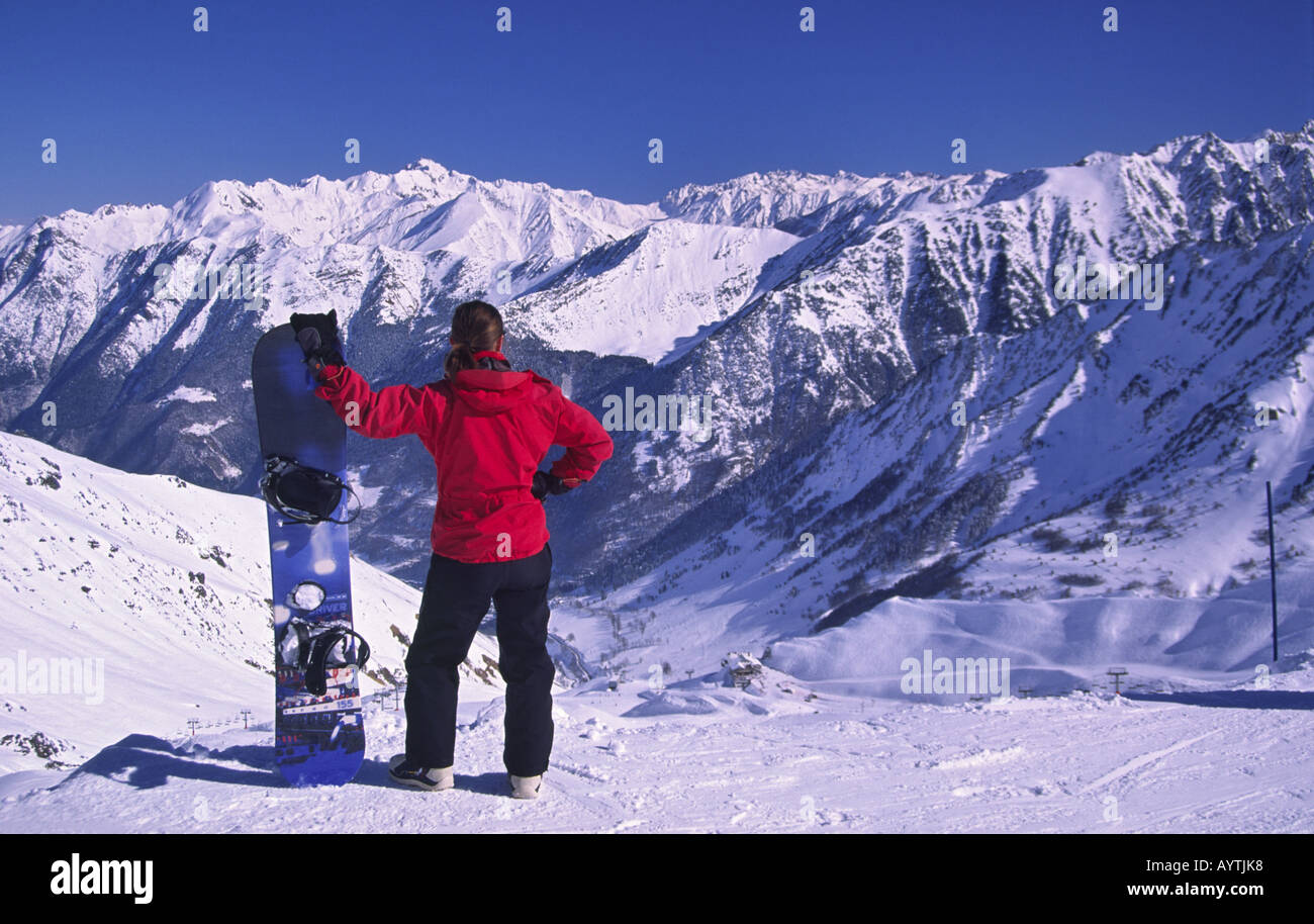 Snowboarder à admirer la vue du Cirque du Lis, Cauterets, Pyrénées, France Banque D'Images