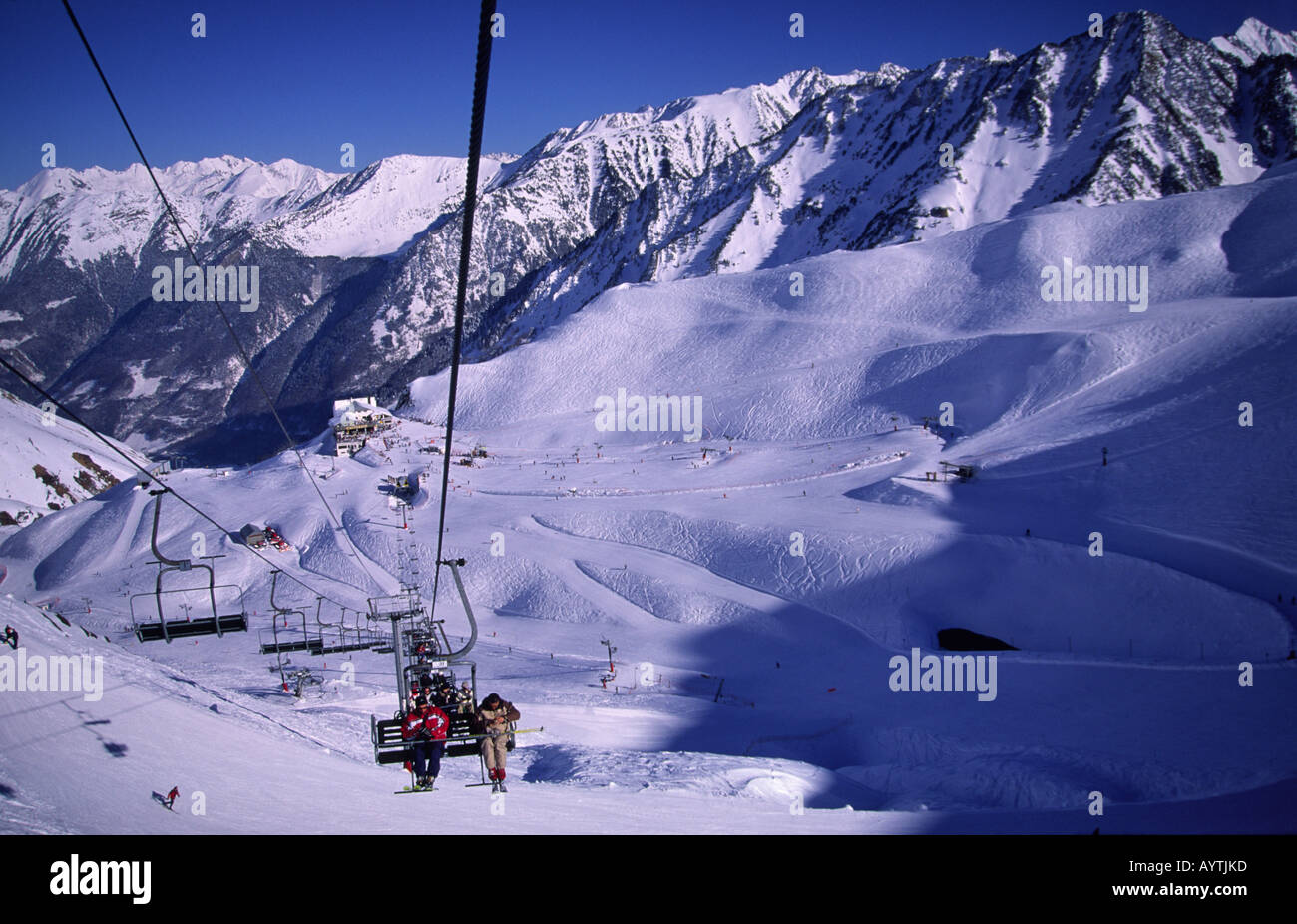 Skieurs sur le télésiège dans le Cirque du Lys, Cauterets, Pyrénées, France Banque D'Images