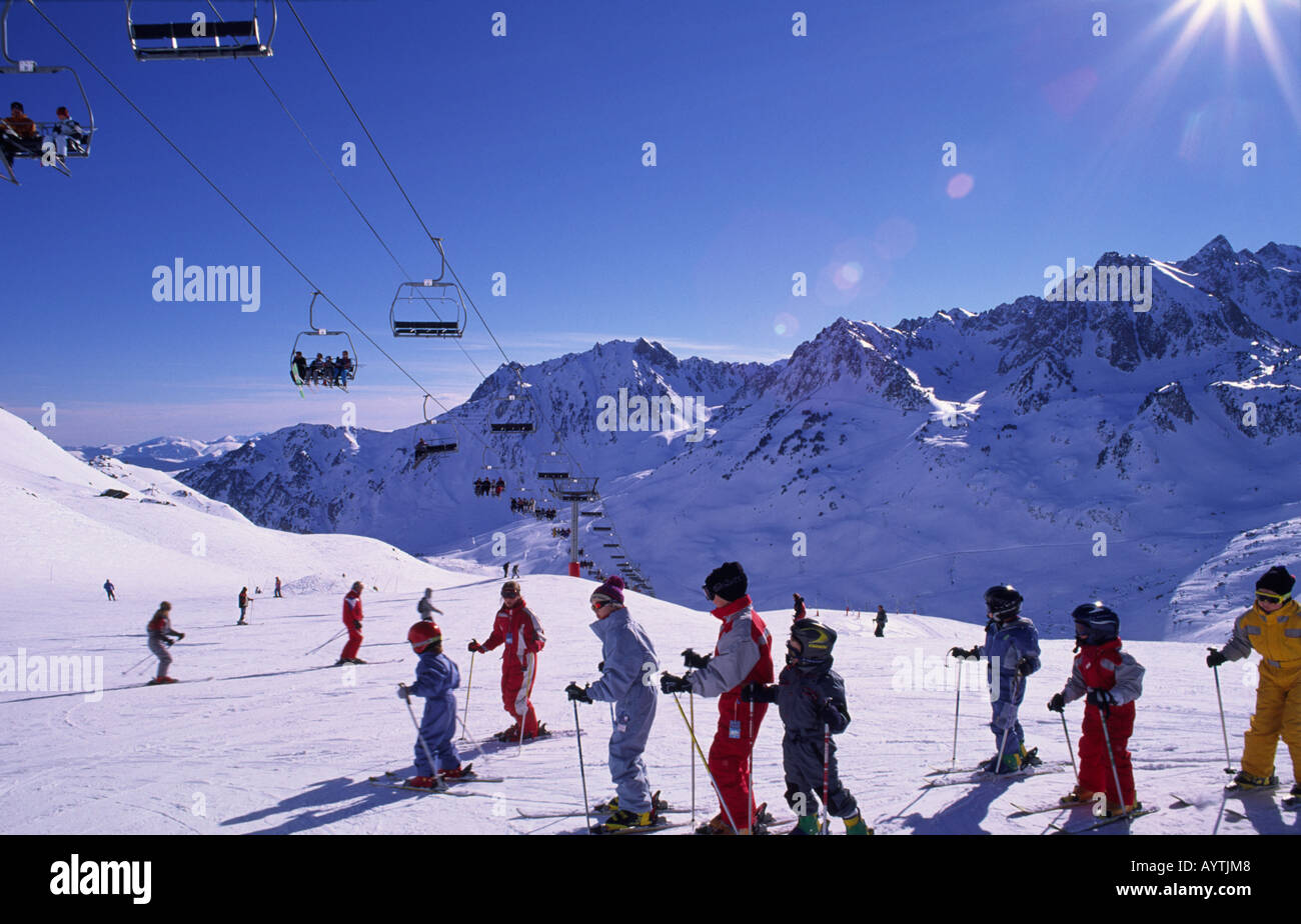 L'école de ski pour enfants sur les pentes de La Mongie, Pyrénées, France Banque D'Images