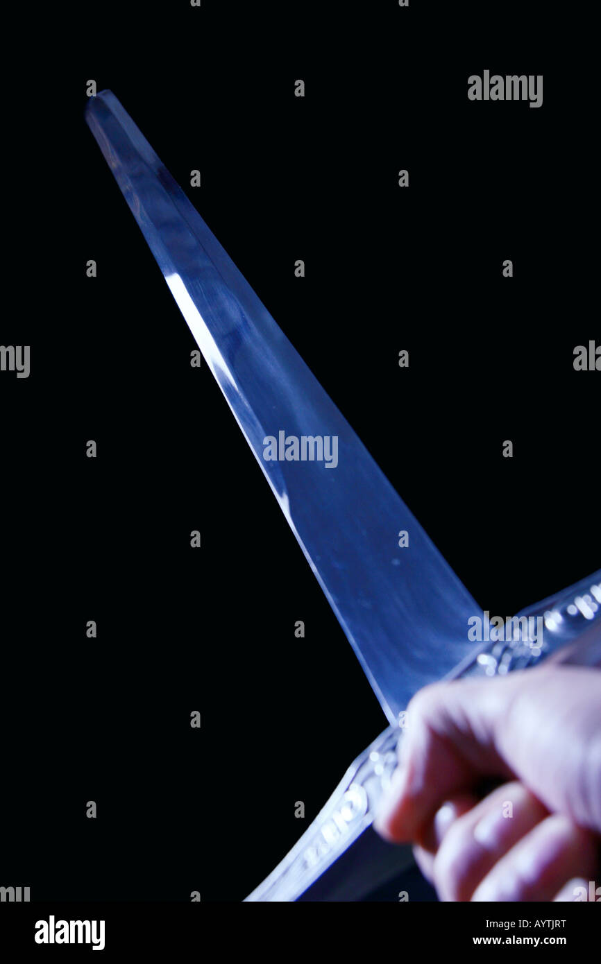 Shining blue Fantasy Sword sur fond noir. Banque D'Images