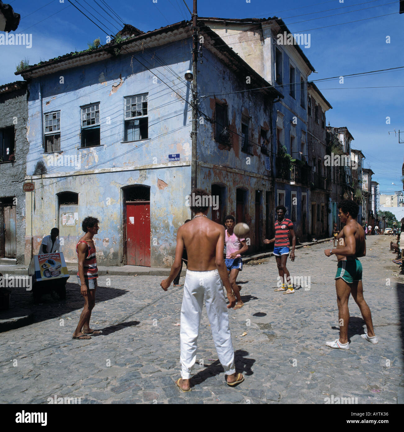 Brésil, BR-Salvador, Bahia, les jeunes jouent au football dans la rue,  football, foot 2 rue, Site du patrimoine mondial de l'UNESCO Photo Stock -  Alamy