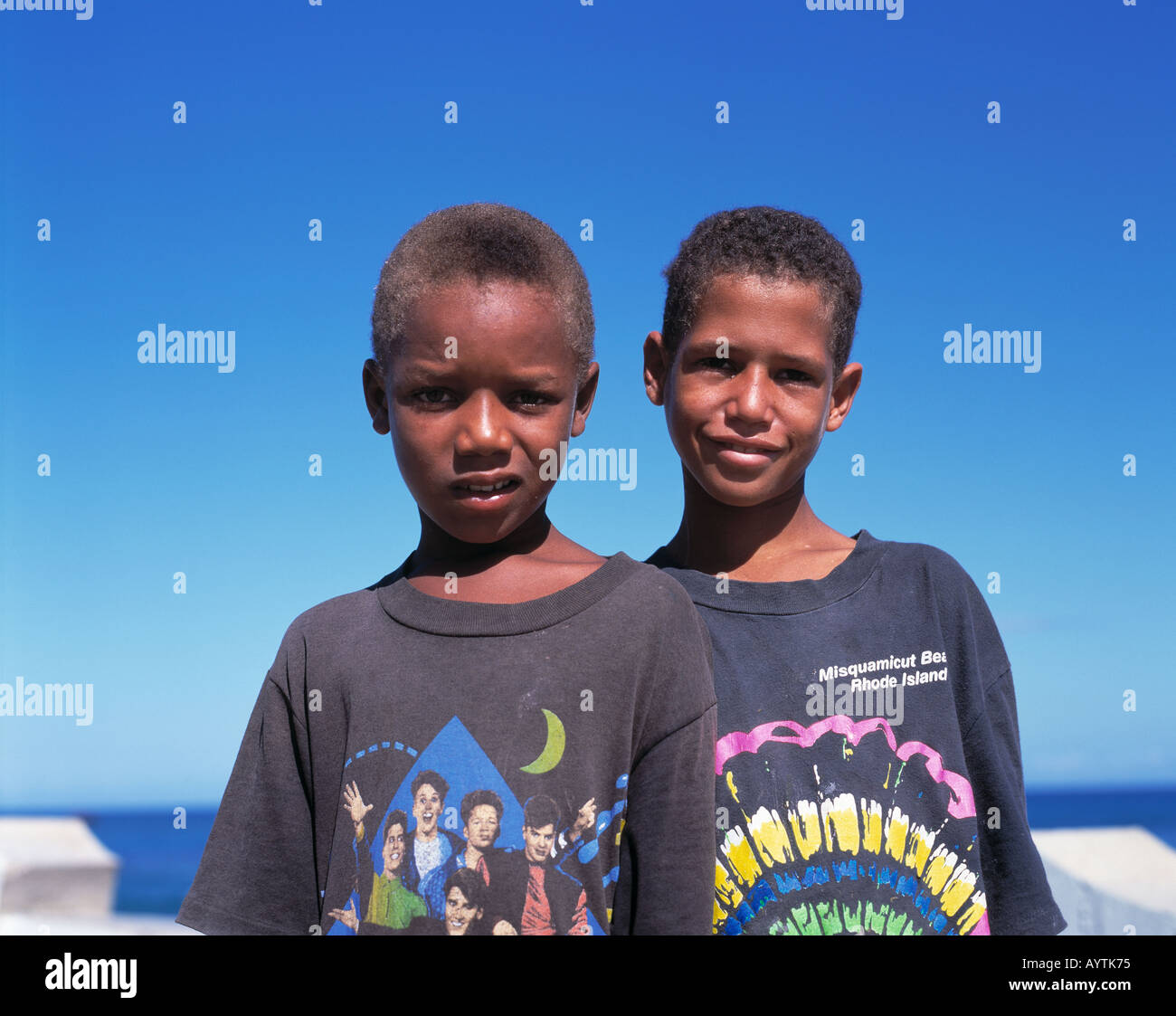 Deux garçons en t-shirts, des jeunes, des sang-mêlé, mulâtres, portrait, République dominicaine, mer des Caraïbes Banque D'Images