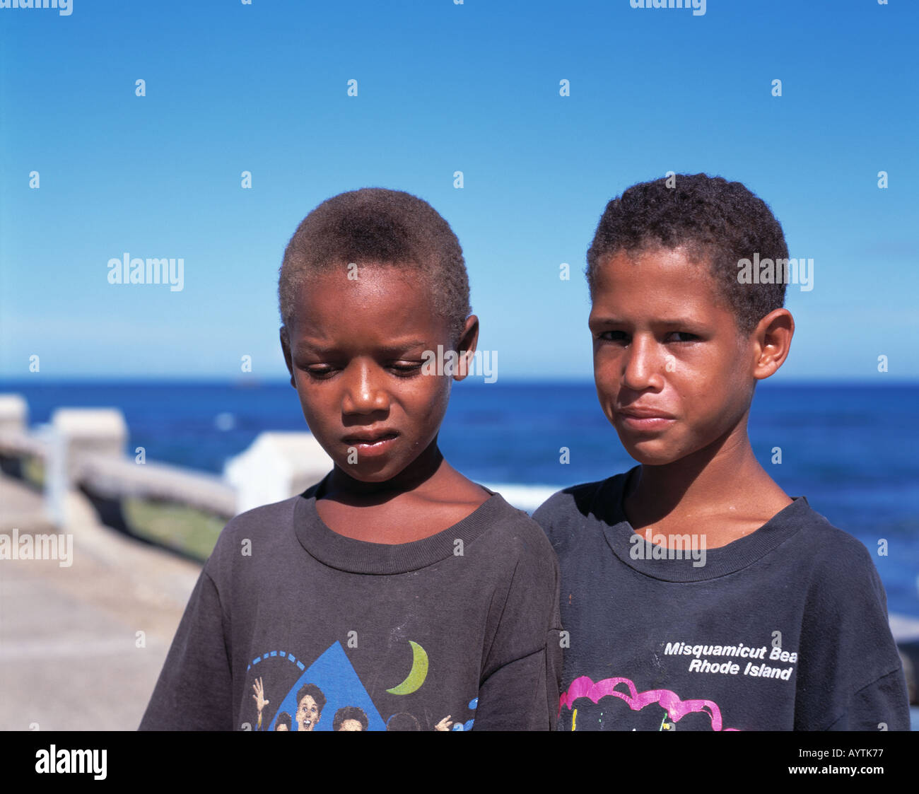 Deux garçons en t-shirts, des jeunes, des sang-mêlé, mulâtres, portrait, République dominicaine, mer des Caraïbes Banque D'Images