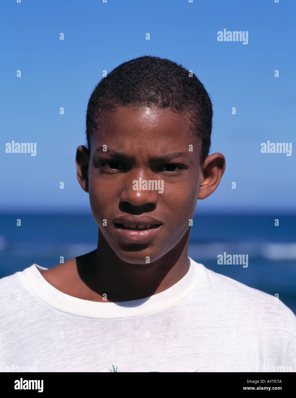Garçon en t-shirt, de la jeunesse, métis, mulâtre, portrait, République dominicaine, mer des Caraïbes Banque D'Images