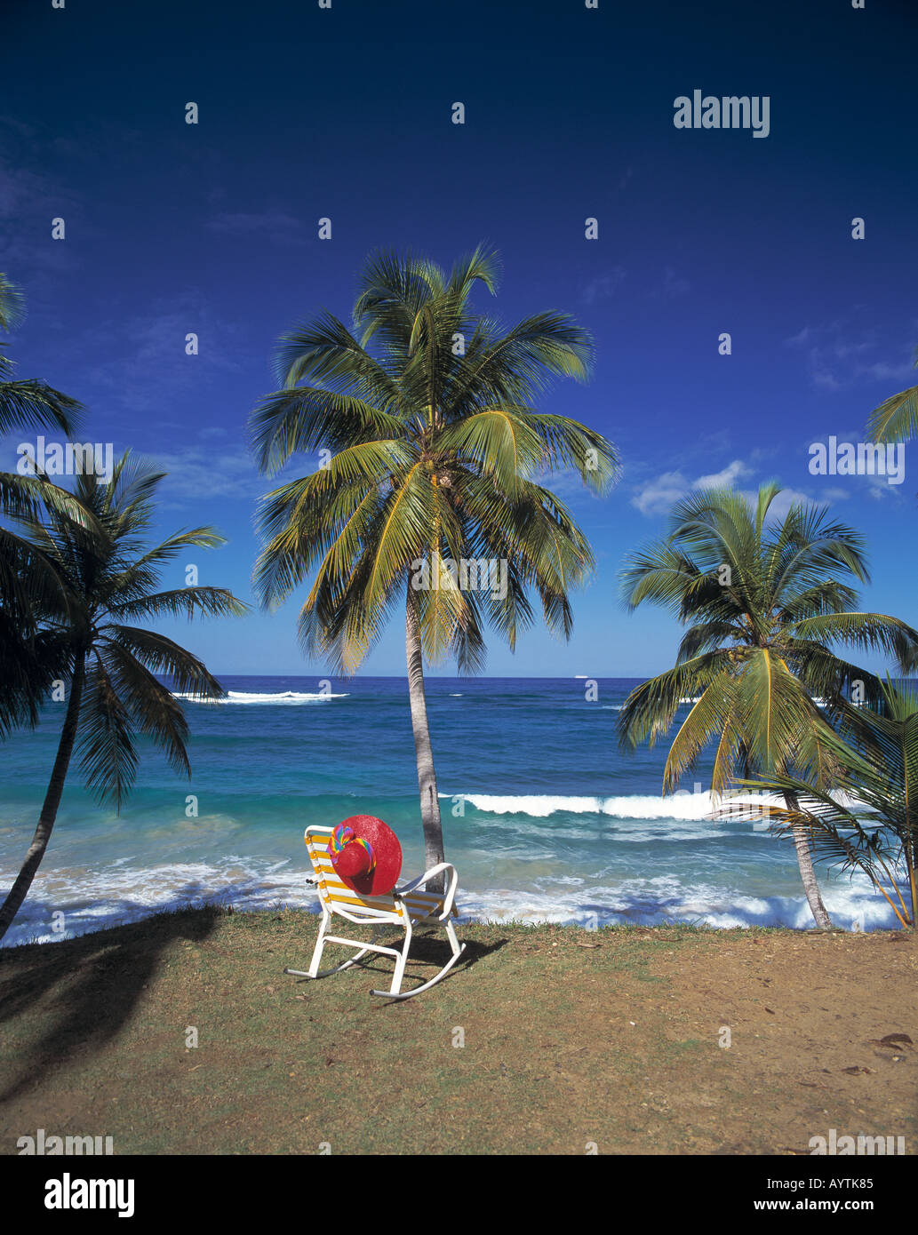 Freizeit, Traumurlaub, Stuhl mit Strohhut unter Palmen, Rio San Juan, Playa Preciosa, Karibik Dominikanische Republik, Banque D'Images