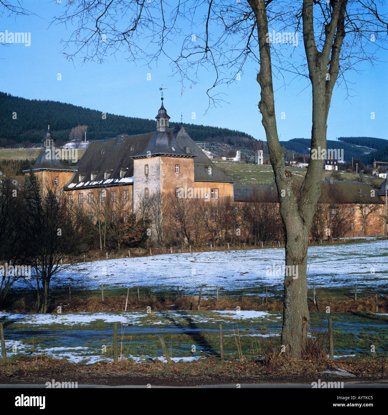 Dans Kirchhundem-Oberhundem Adolfsburg verschneite, Naturpark, Rothaargebirge, Nordrhein-Westfalen Sauerland Banque D'Images