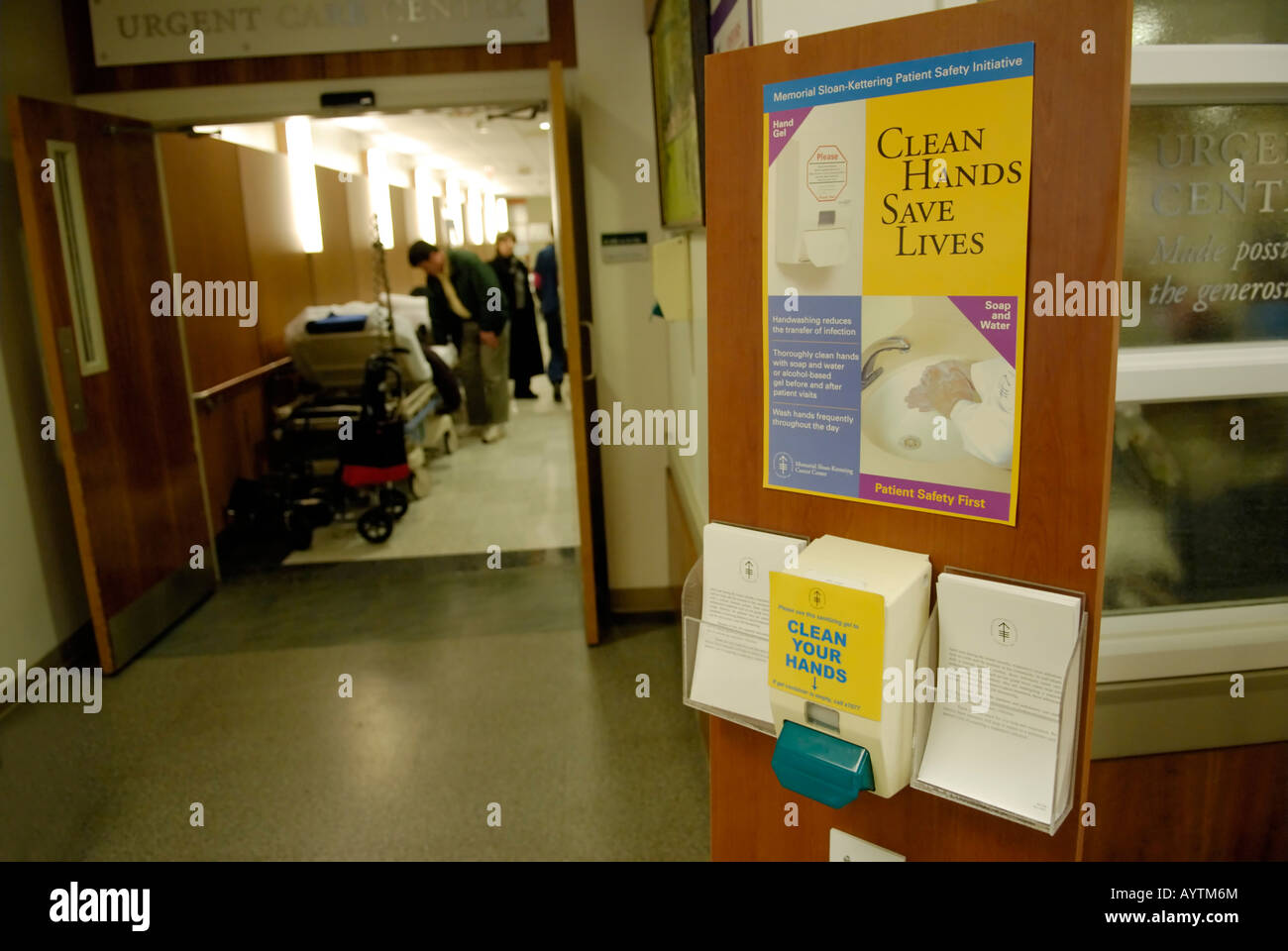 Un signe à l'hôpital rappelle au personnel et aux visiteurs de conserver des mains propres Banque D'Images