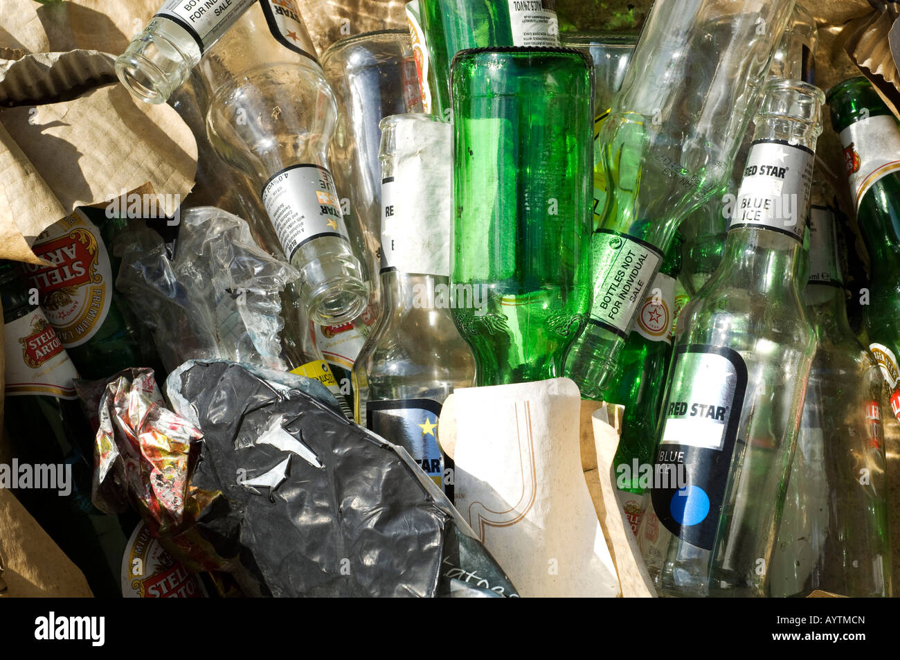 Bouteilles en verre sous-évaluées avec carton et plastique. Banque D'Images