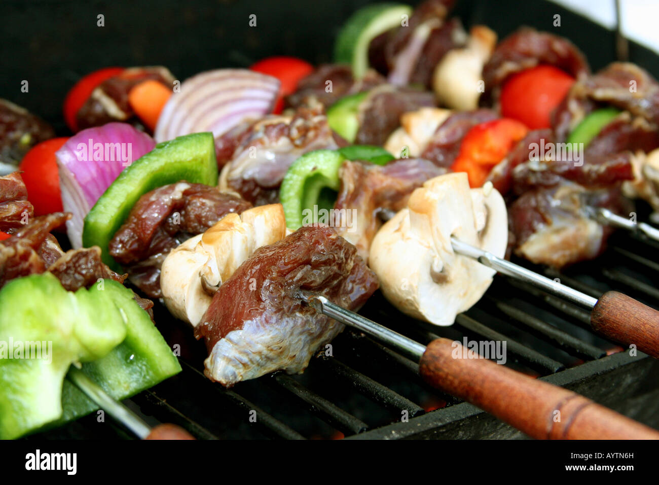 Close up de bâtonnets de barbecue avec de la viande et des légumes Banque D'Images