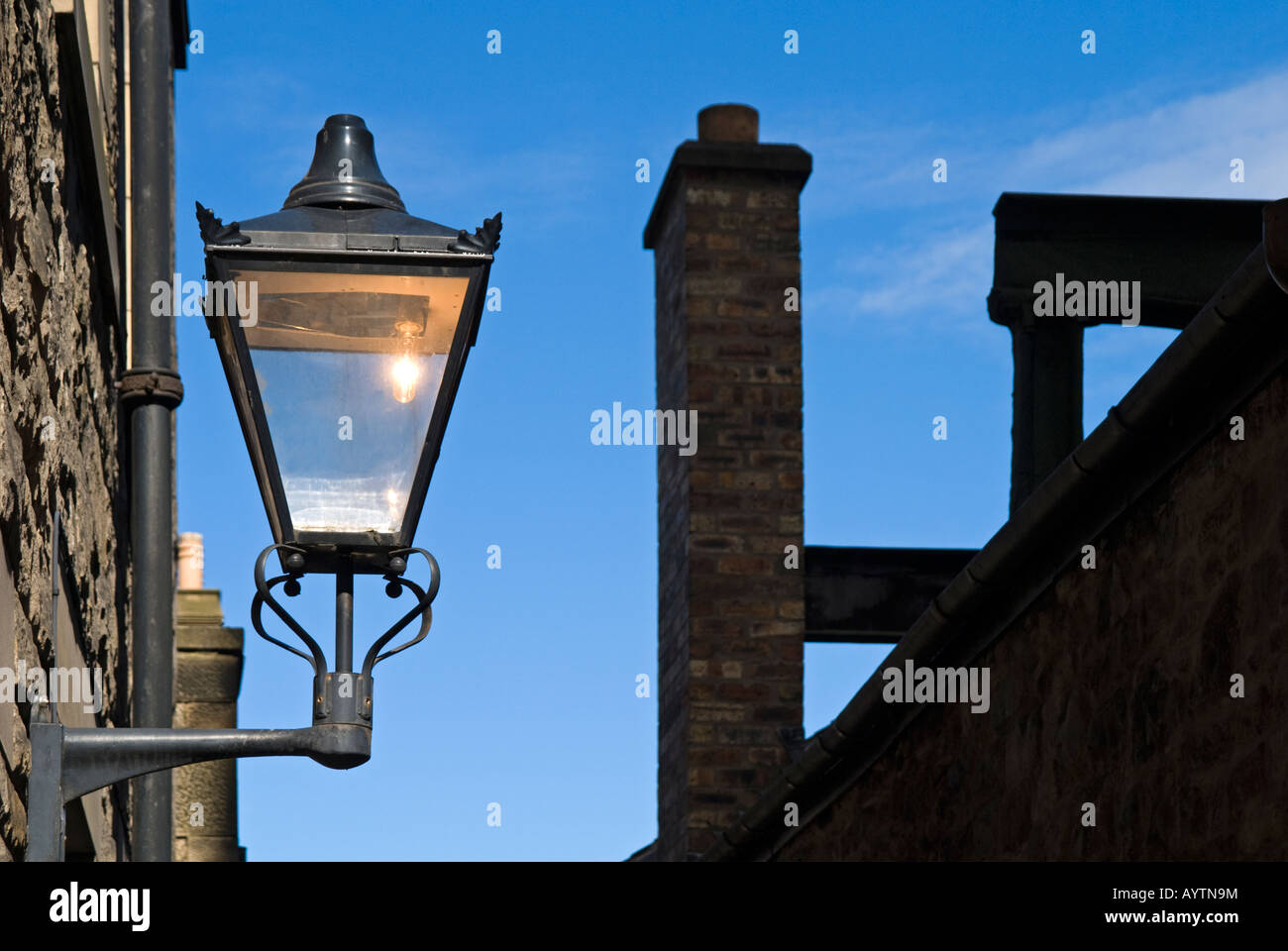 Lampe de rue et de cheminée, Édimbourg Banque D'Images