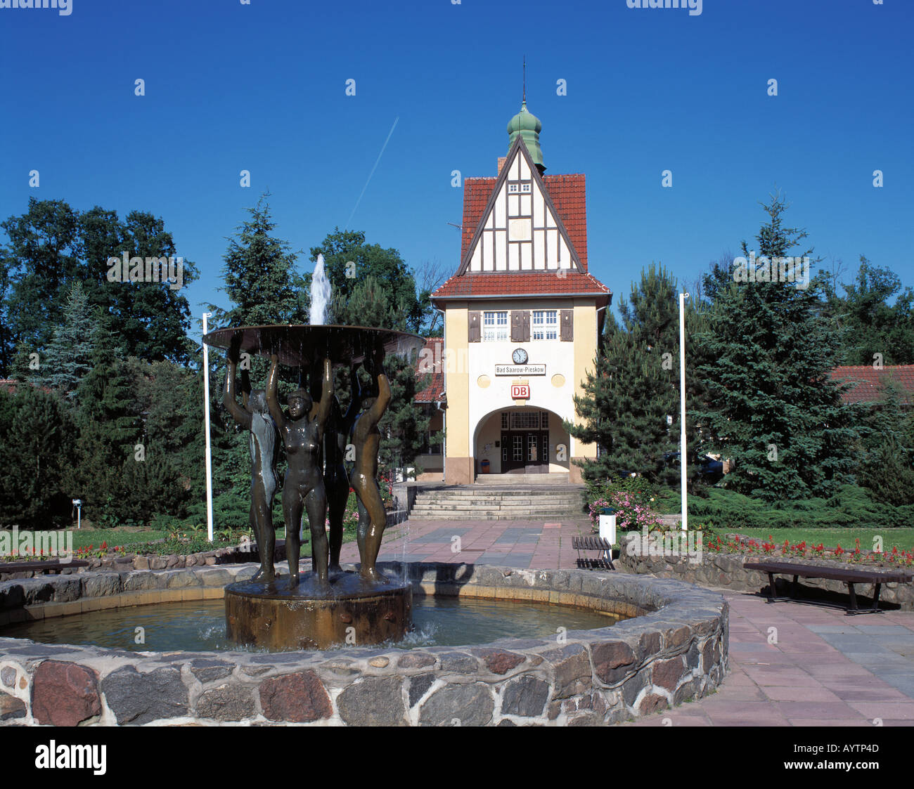 Mit Springbrunnen Bahnhofsgebaeude Brunnenfiguren vor dem dans Bad Saarow-Pieskow, Scharmuetzelsee, Brandebourg Banque D'Images