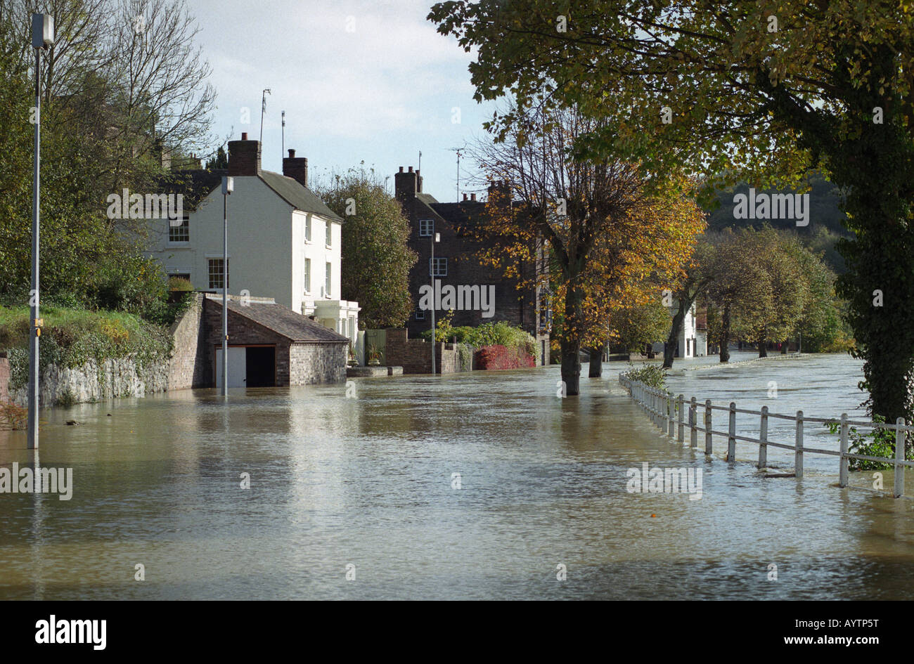 La rivière Severn en crue à Ironbridge en 2000. Inondations inondations Grande-Bretagne gorge severn shropshire Banque D'Images