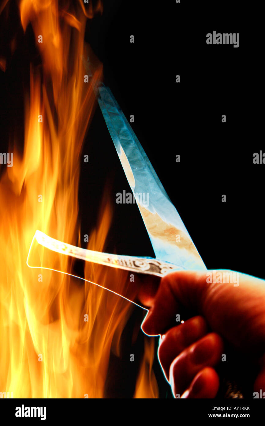 Épée médiévale fantastique et les flammes Banque D'Images