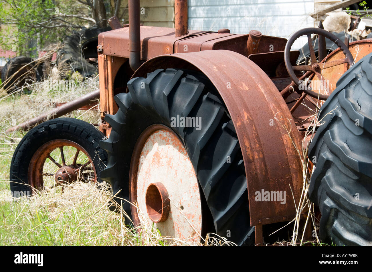 La rouille, un vieux tracteur de cas à l'abandon se trouve dans une zone d'herbe-étouffé à côté d'une autoroute près de Watonga, Oklahoma, USA. Banque D'Images