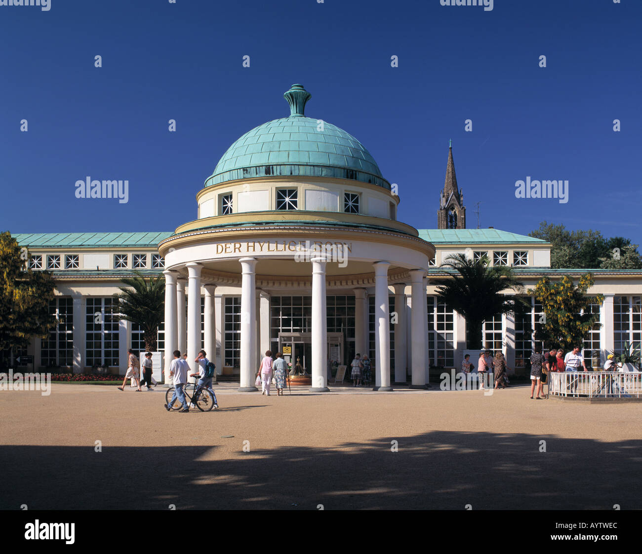 Wandelhalle thermale und der Turm der Stadtkirche dans Bad Pyrmont, Allemagne Banque D'Images