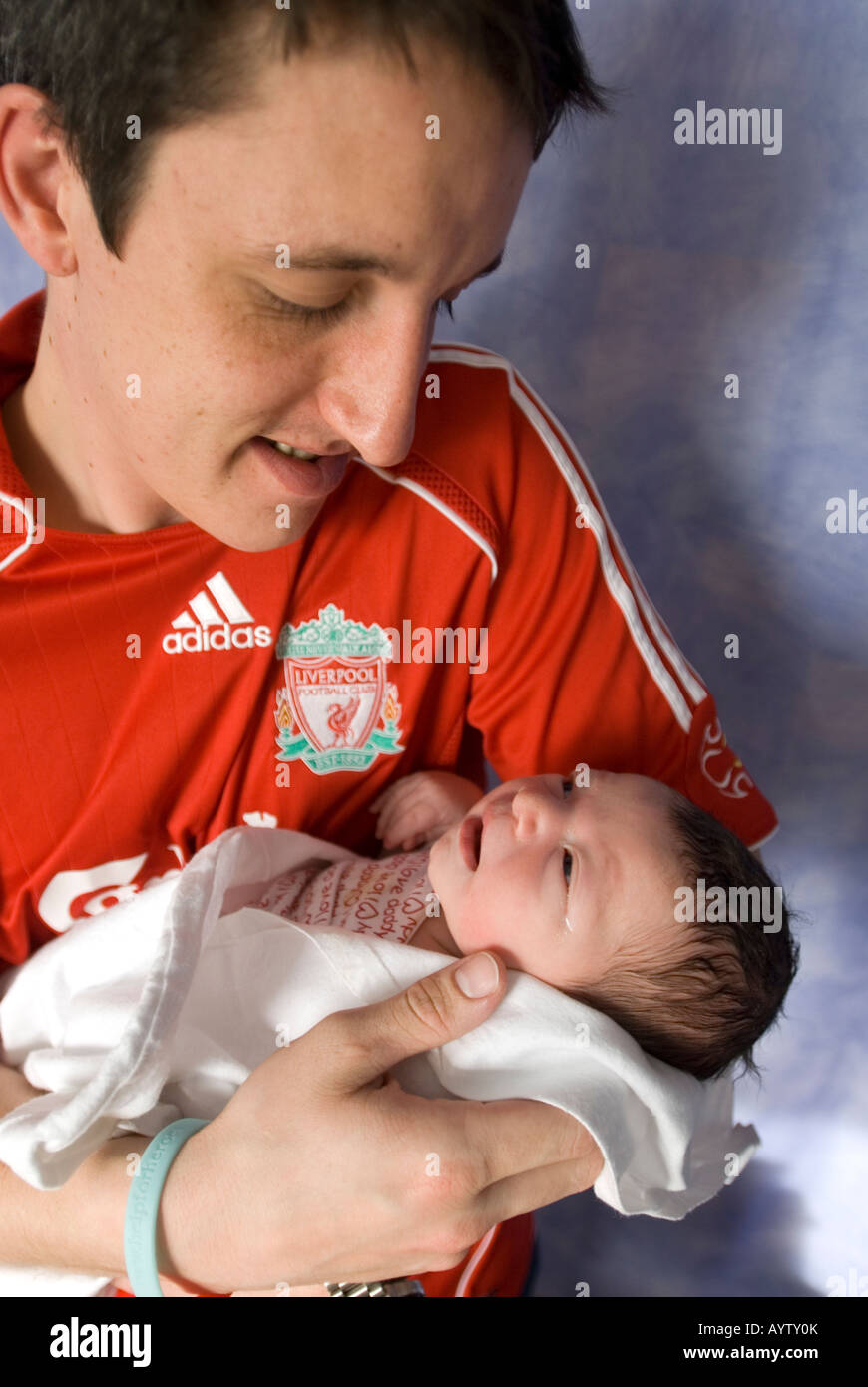 Papa tient son bébé nouveau-né Banque D'Images