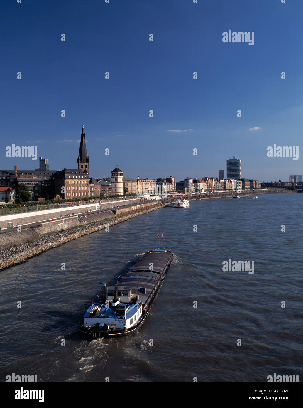 Frachtschiff auf dem Rhein, Rheinuferpromenade Altstadt mit à Duesseldorf, Rhein, Allemagne Banque D'Images