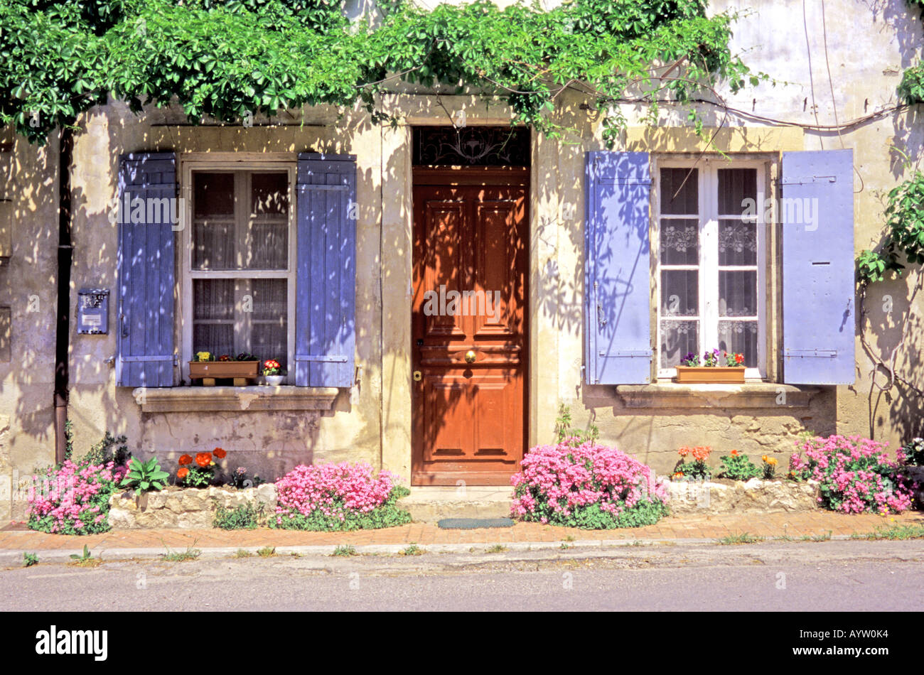 Avant de la maison Cucuron en Provence France Banque D'Images