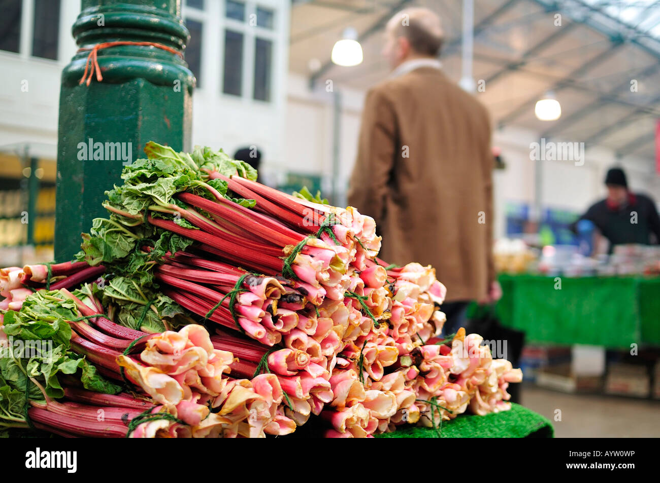 La rhubarbe attachés ensemble assis sur le marché des fermiers à l'intérieur de blocage Banque D'Images