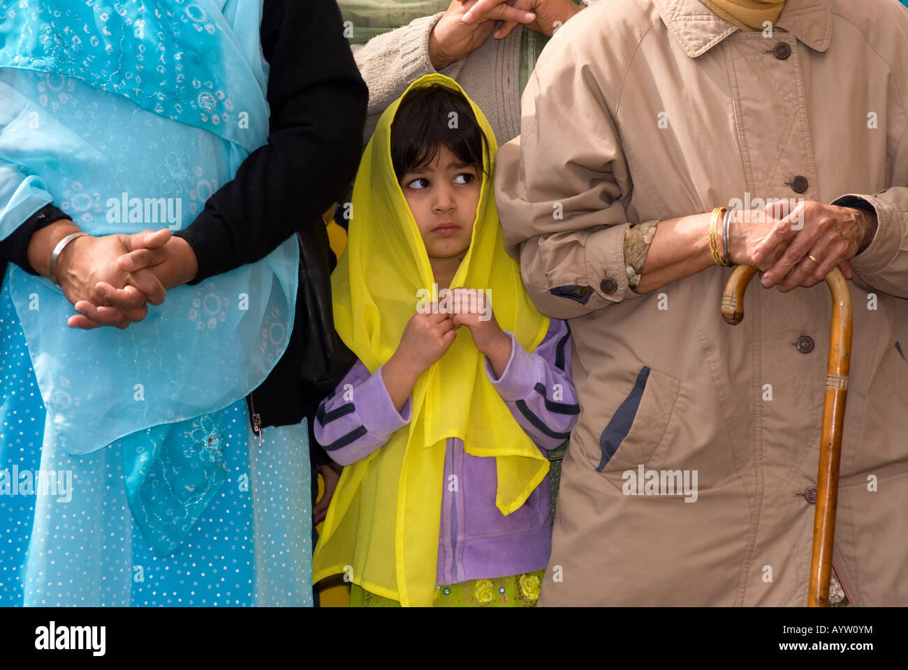 Fille Sikh Gurdwara extérieur ou temple de la lecture de musique sur le festival du Vaisakhi Sri Guru Singh Sabha Hounslow Middlesex Royaume-Uni 2008 Banque D'Images