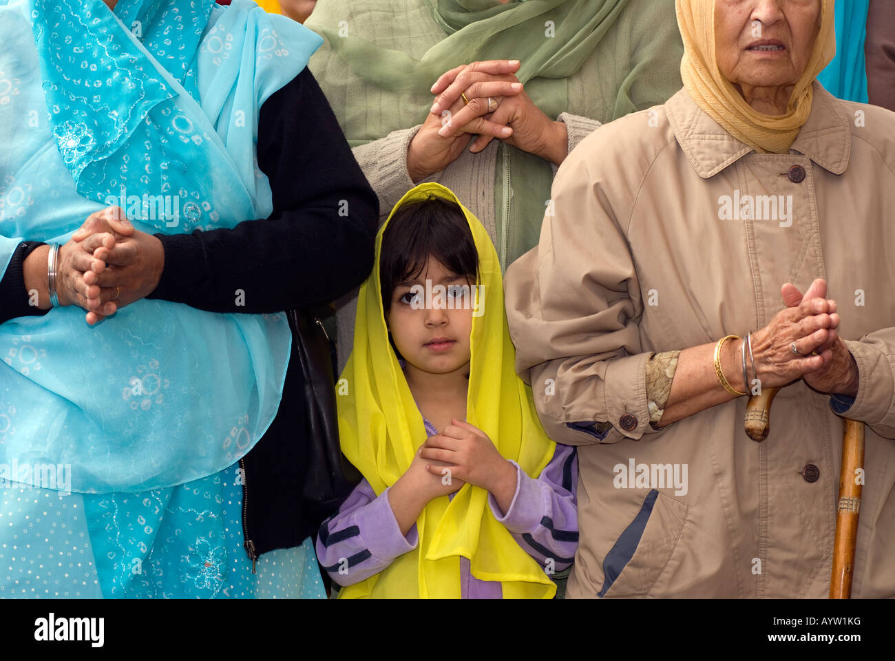 Fille Sikh Gurdwara extérieur ou temple sur le festival du Vaisakhi Sri Guru Singh Sabha Hounslow Middlesex UK 14 avril 2008 Banque D'Images