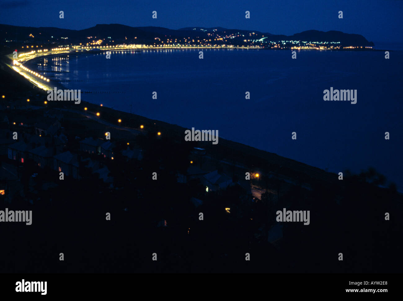 Vue de nuit illuminée de Colwyn Bay avec esplanade street lights Banque D'Images