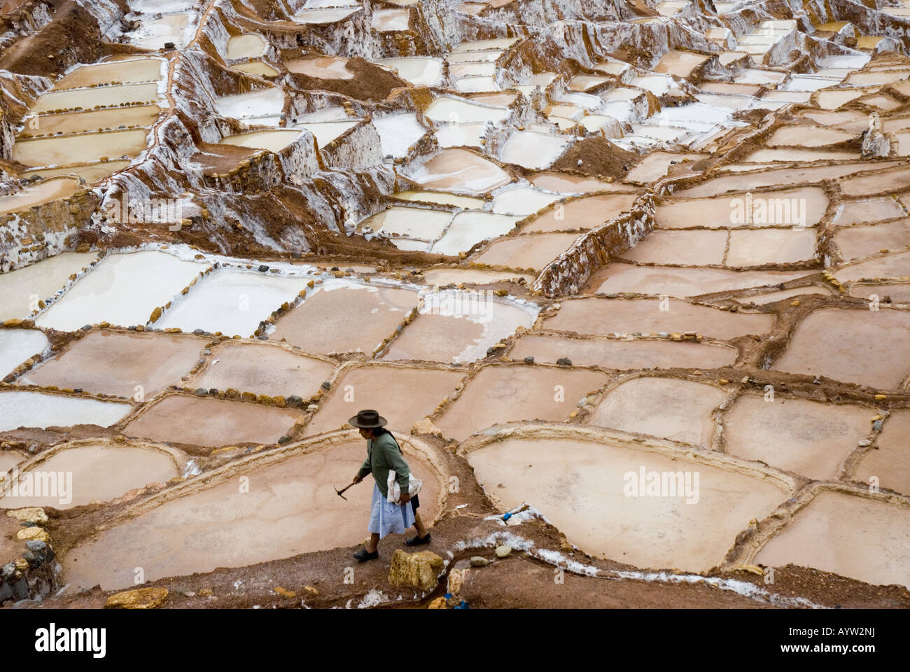 Les dépôts de sel sur le bord du canal d'eau salée au terrasses de Salinas, au Pérou. Banque D'Images