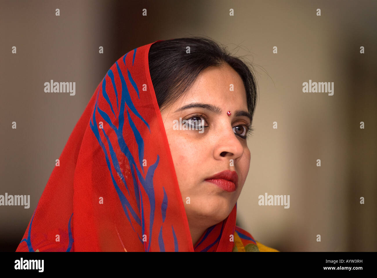 Dans femme Sikh Gurdwara ou temple sur la fête de Vaisakhi Sri Guru Singh Sabha Hounslow Middlesex UK 14 avril 2008 Banque D'Images