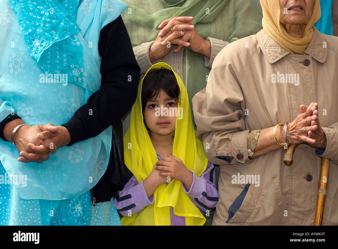 Fille Sikh Gurdwara extérieur ou temple de la lecture de musique sur le festival du Vaisakhi Sri Guru Singh Sabha Hounslow Royaume-uni 14 Avril 2008 Banque D'Images