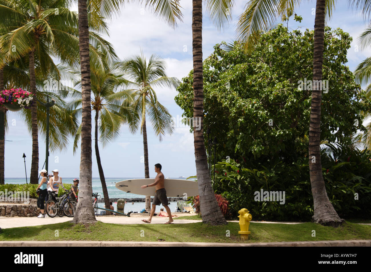 Man Walking walking with surfboard sur Waikiki Beach Banque D'Images