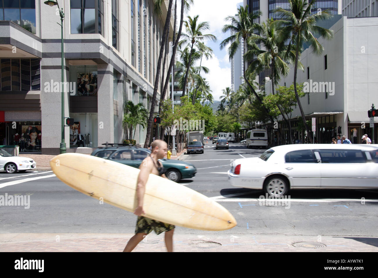 Surfer walking in Waikiki Banque D'Images