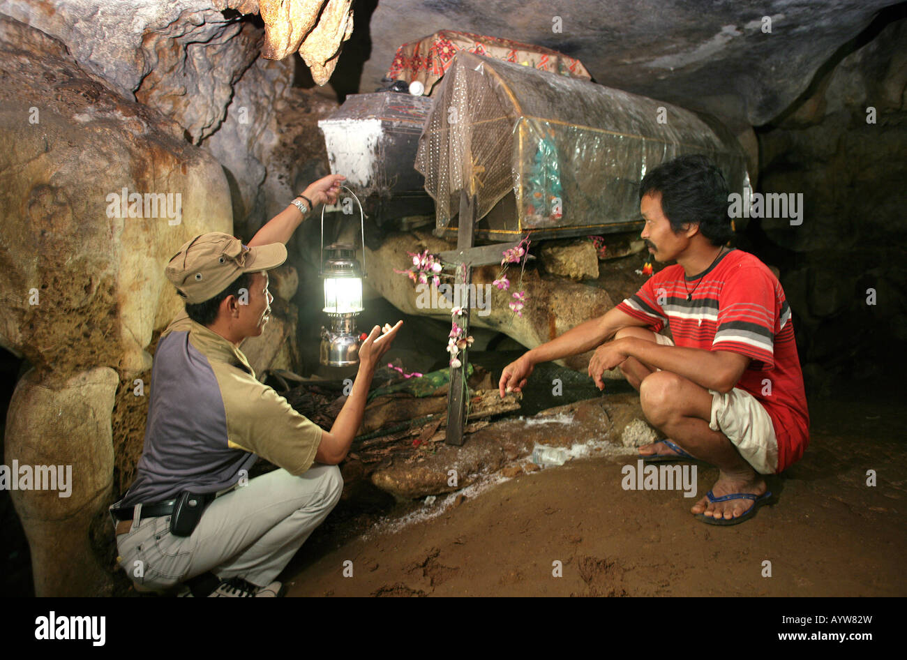 Indonésie : Cercueils dans une chambre funéraire des tombes dans les grottes de l'île de Sulawesi, Londa Banque D'Images