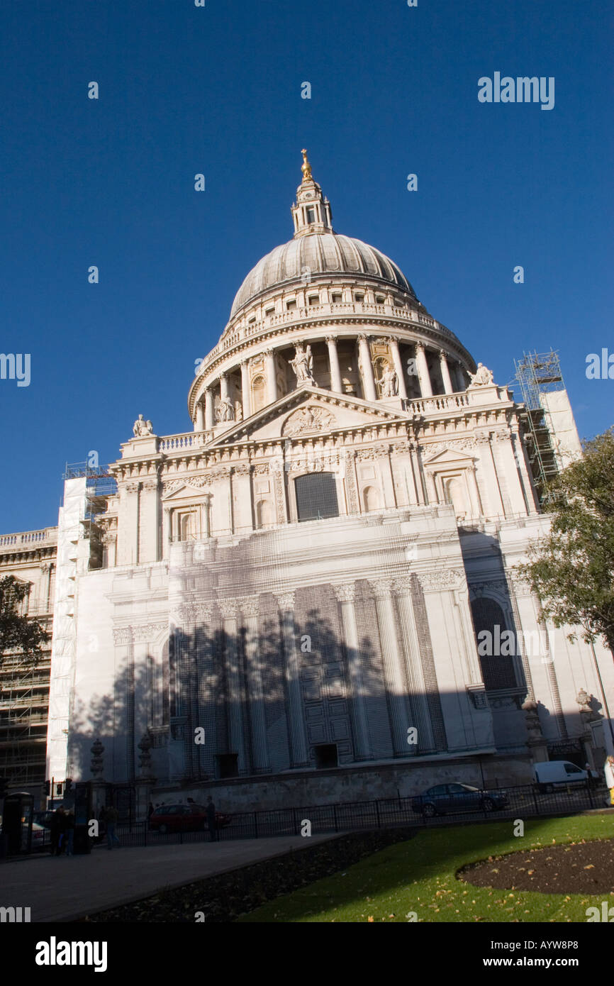 Cathédrale St Paul Ville de London UK partiellement couvert par des graphiques pendant le nettoyage Banque D'Images