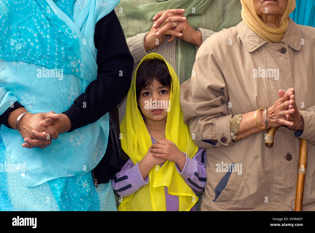 Fille Sikh Gurdwara extérieur ou temple de la lecture de musique sur le festival du Vaisakhi Sri Guru Singh Sabha Hounslow Middlesex UK Banque D'Images